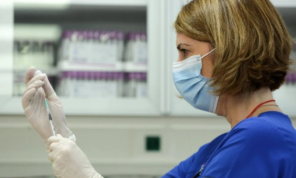 Κατατέθηκε στη Βουλή τροπολογία για την άρση αναστολής στους υγειονομικούς που έκαναν την πρώτη δόση - Πρόστιμο 5.000 ευρώ για «μαϊμού» πιστοποιητικά
